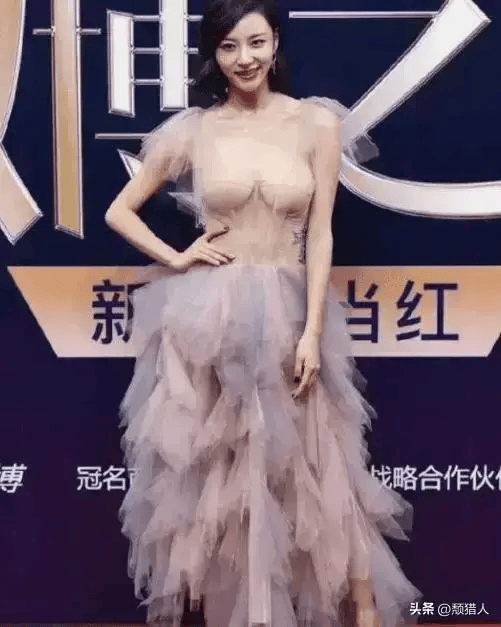 原创            她曾是清纯玉女，因名气不高风格大变，龚玥菲柳岩都没她敢穿