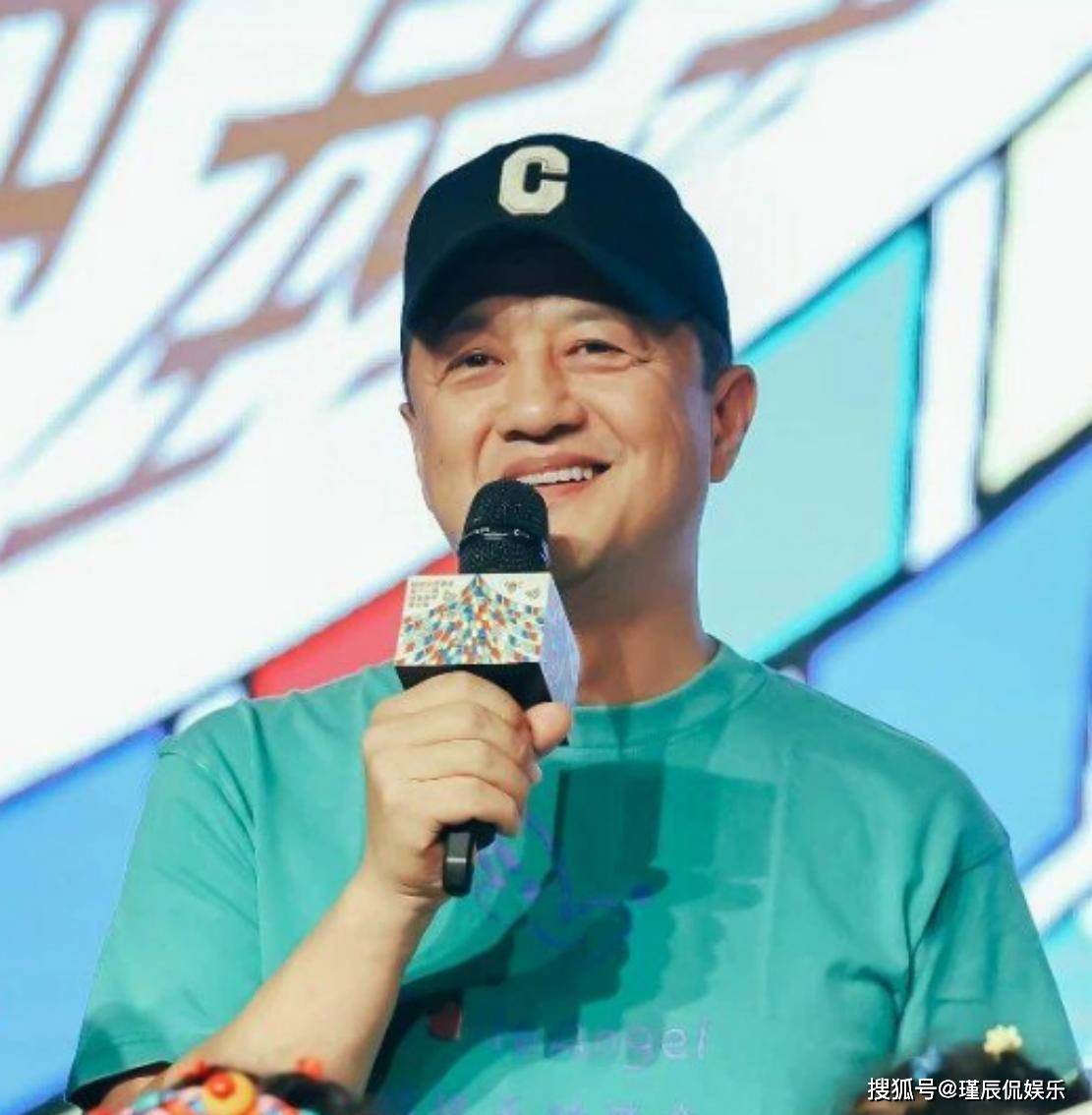 偶遇李亚鹏父女李嫣黏着爸爸撒娇54岁李亚鹏满脸疲惫状态很差