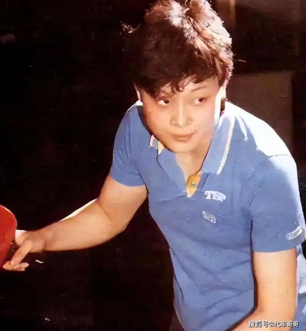 61岁何智丽近况：30年前离婚，回老家上海养老