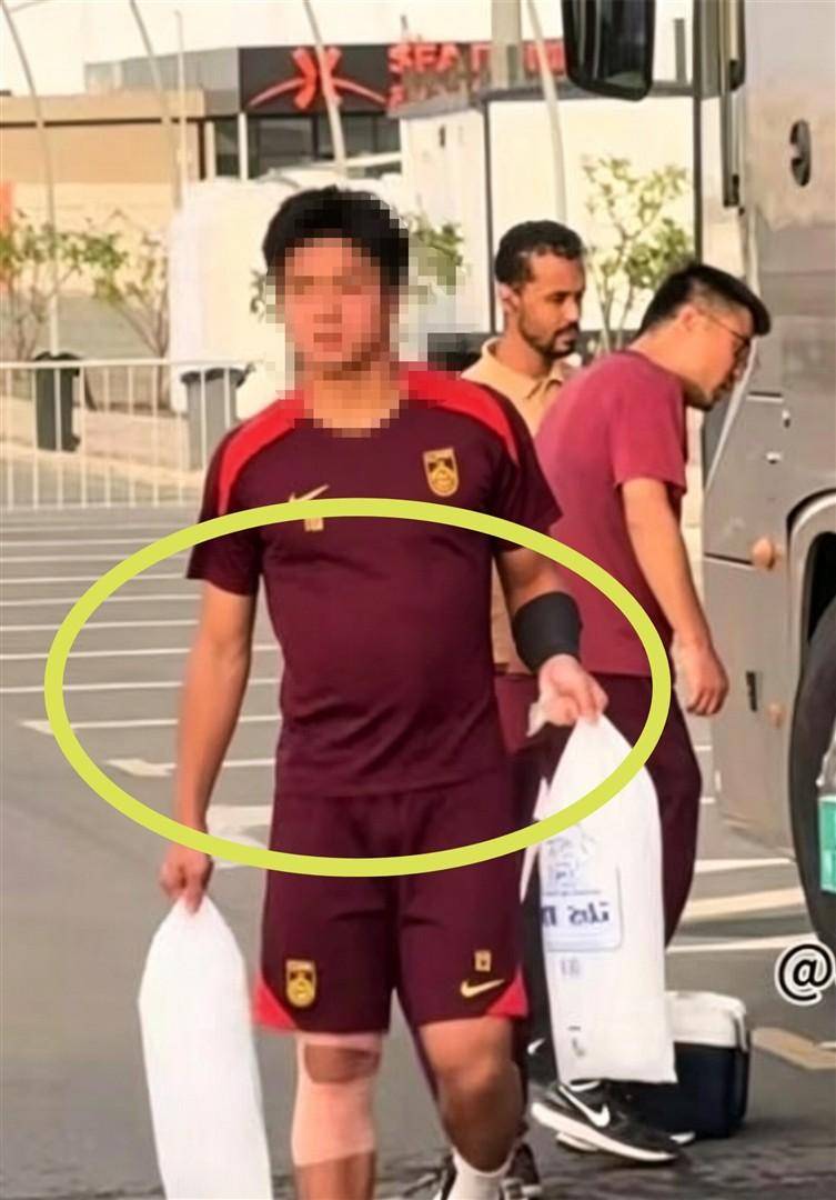 卡塔尔训练照引爆争议！U17国少队小个子挺着大肚腩下车，球迷直呼：这也配叫国脚？
