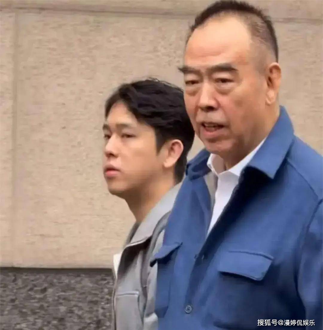 陈凯歌夫妻巴黎看展58岁陈红发福后更加丰腴素颜皱纹多太显老