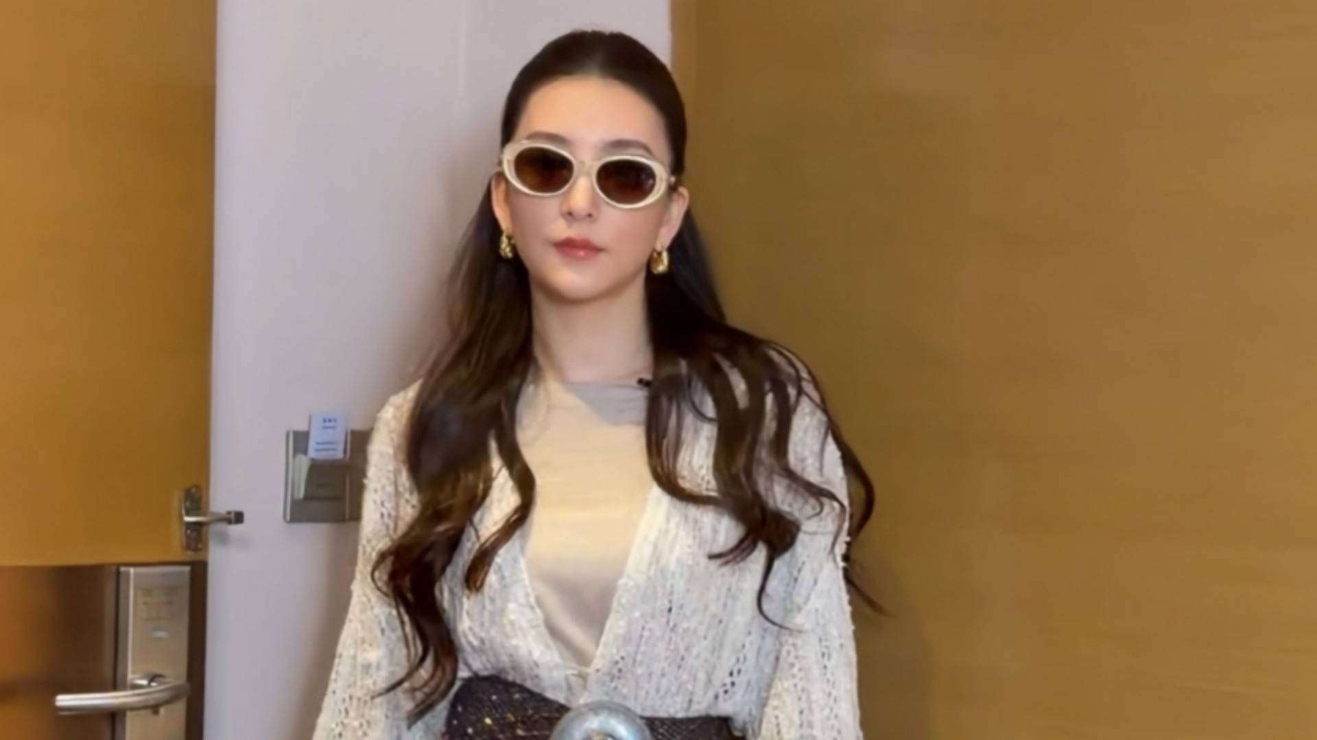 原创            方媛缺席桃花坞发布会，导演曝老家急事，网友：分房争议还没消停？