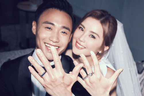 阿sa辟谣含泪控诉丈夫传闻 确认阿娇出席婚礼现场