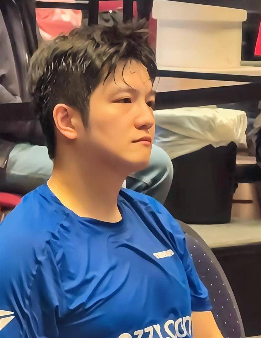 泪目！老公看到樊振东输球后瘫坐沙发，一句话道出致命真相：不是打不过，而是放不开！