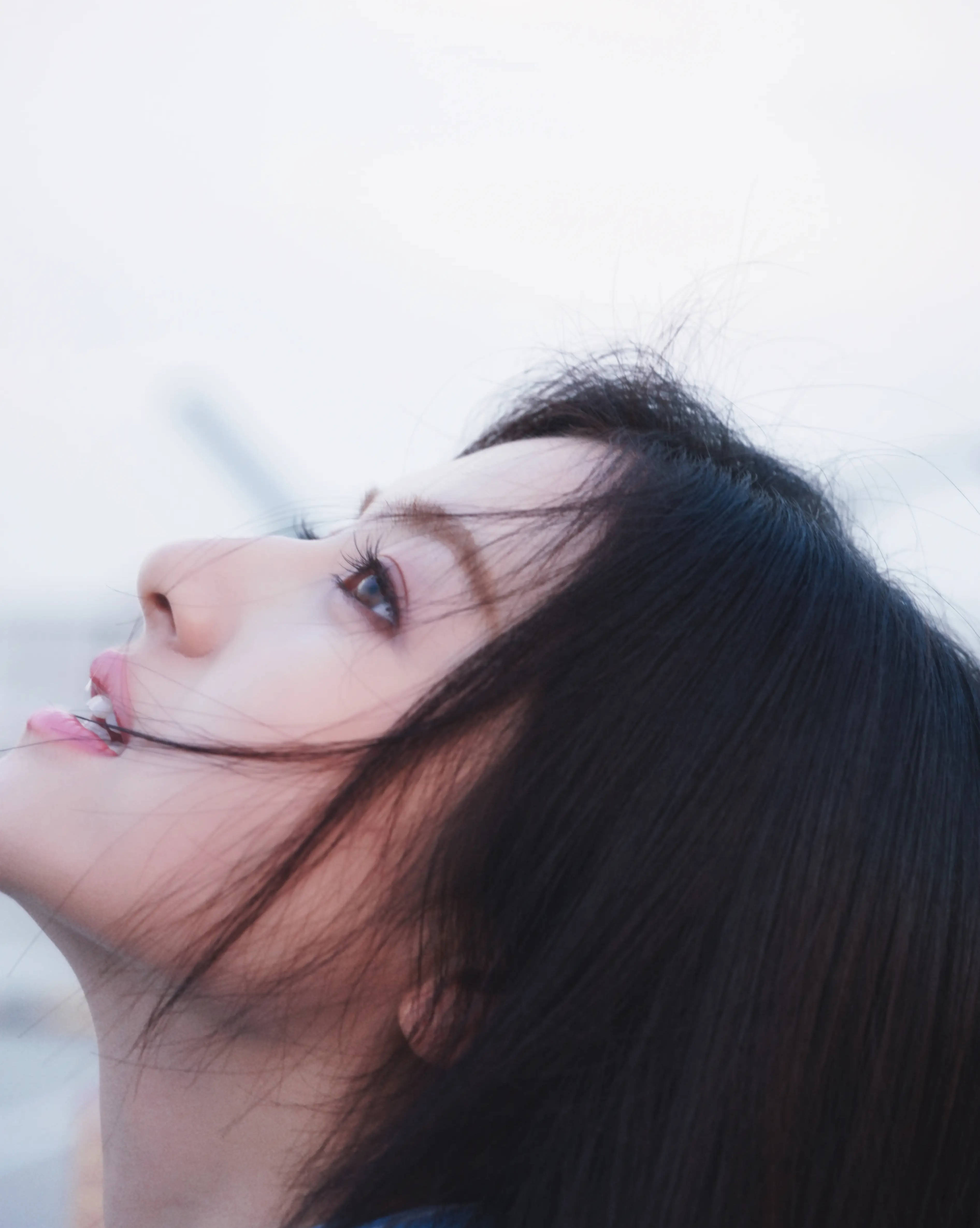 李兰迪穿蓝色衬衫裙自带文艺电影滤镜 慵懒破碎感拉满