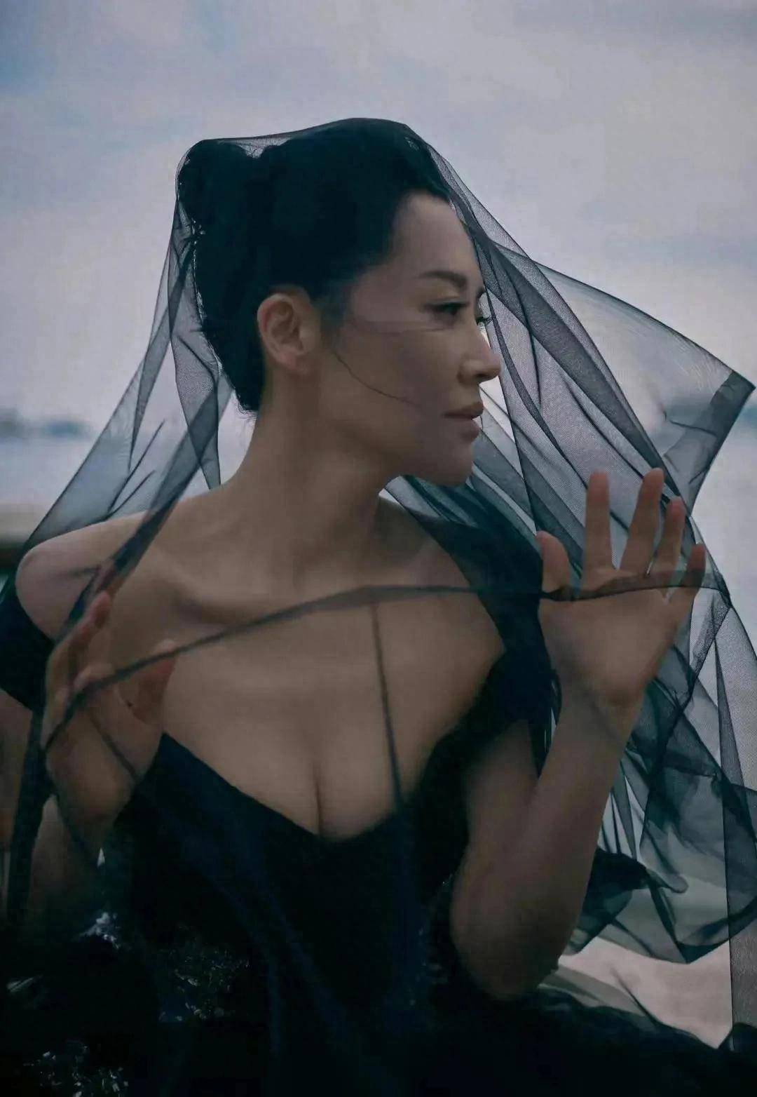 56岁许晴晒出最新性感写真，展现成熟女人的韵味和魅力，网友赞