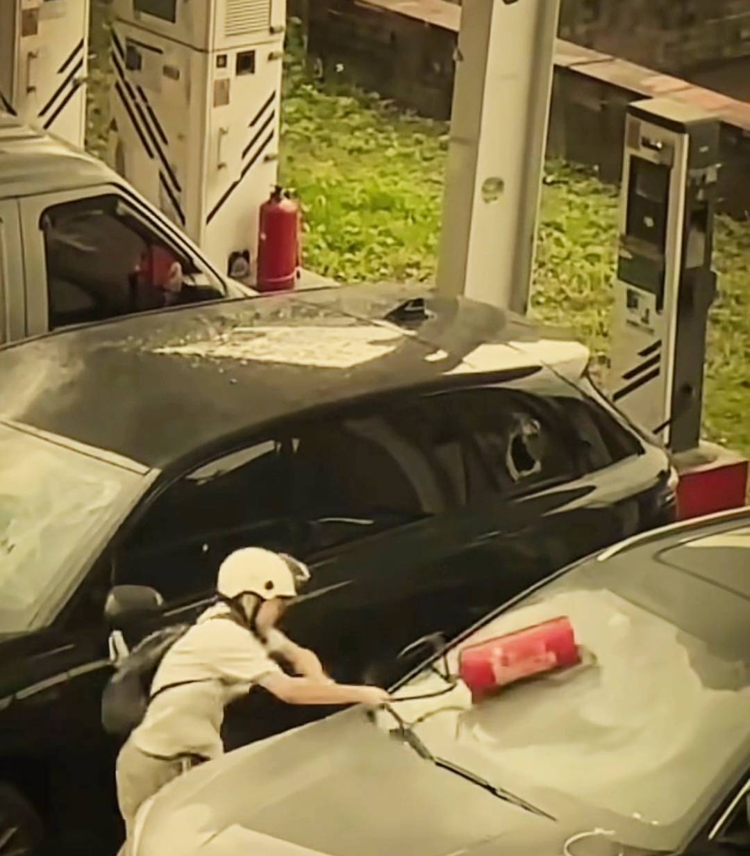 男子找不到充電樁車位用滅火器砸車 當交警面駕車沖撞占位車