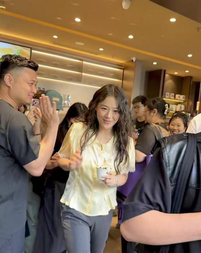 原创            马思纯武康路买奶茶被偶遇，害羞社恐又腼腆，近距离看也很漂亮！