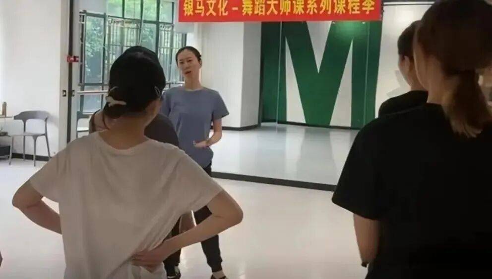 中国L模第一人,和丈夫离婚,与父亲决裂!如今49岁救赎自己