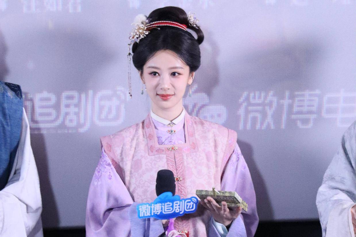 杨紫韩东君古装亮相《家业》追剧团 现场合唱插曲互动超默契