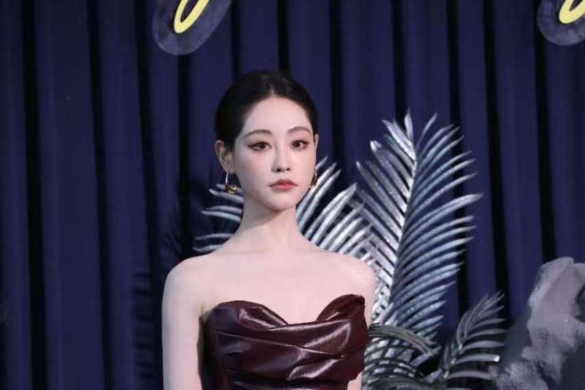 黄明昊毕雯珺高伟光尽显绅士魅力 祝绪丹张俪徐璐优雅性感亮相派对