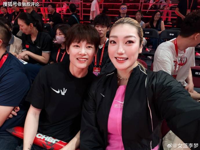 李梦社媒晒耐高与杨力维等人合照：既然人生只有一次 那就认真享受吧