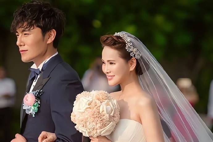 秦昊被伊能静点名总结婚姻真谛：“就过呗，还能离咋地”