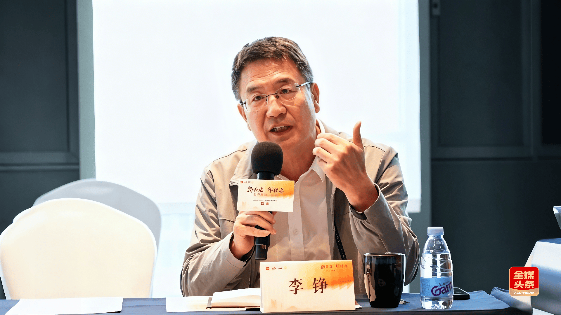 全媒头条|李铮:行走在“贫穷逻辑”与“文学价值”间的跨界样本-头条日报网