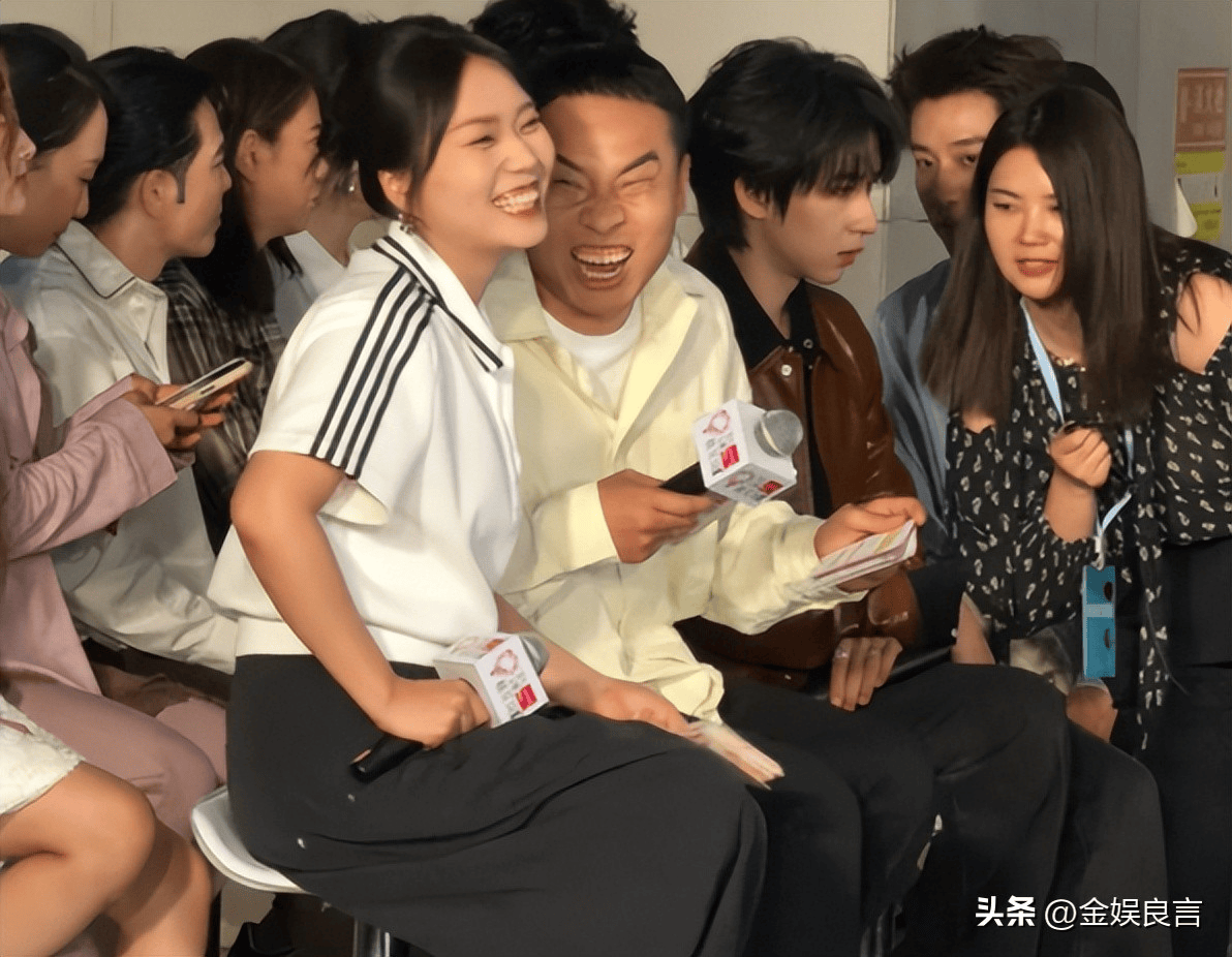 徐志胜带女友聚餐，全程搂抱感情好，女方长相秀气身份被扒不简单