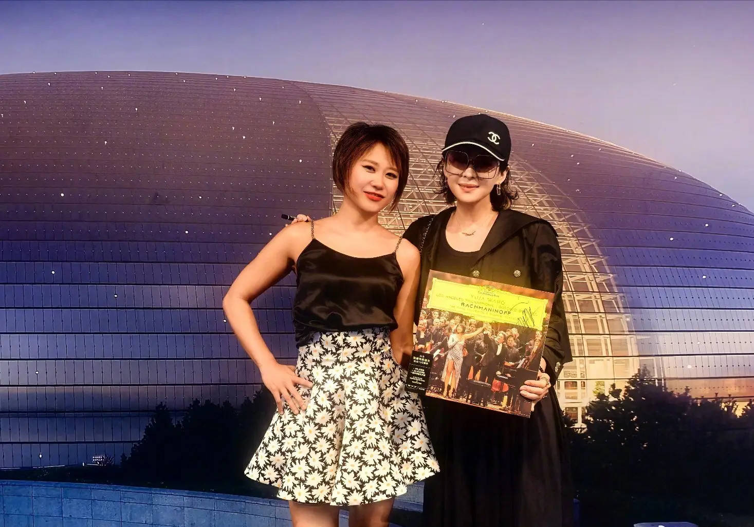 章子怡去看王羽佳音乐会！晒二人拥抱合照笑容灿烂