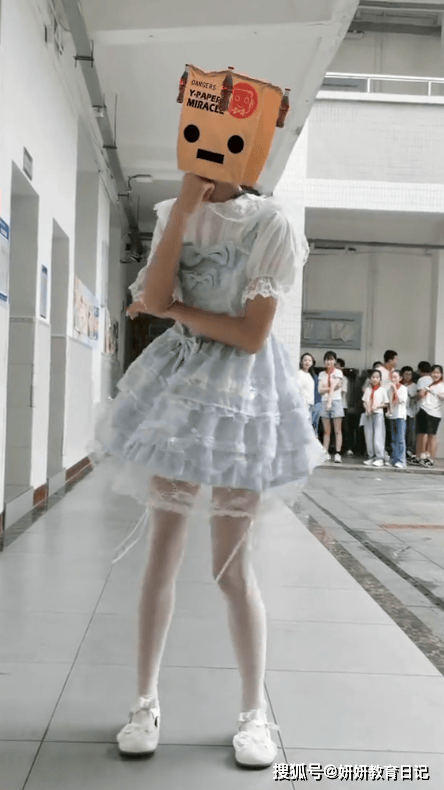 “在学校做这种事不尴尬吗”,女生穿洛丽塔跳舞,意外成了显眼包