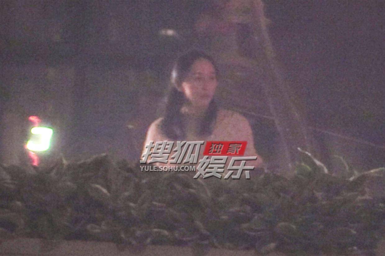 胡静雨夜会友显真情 贴心安排朋友上车获赞