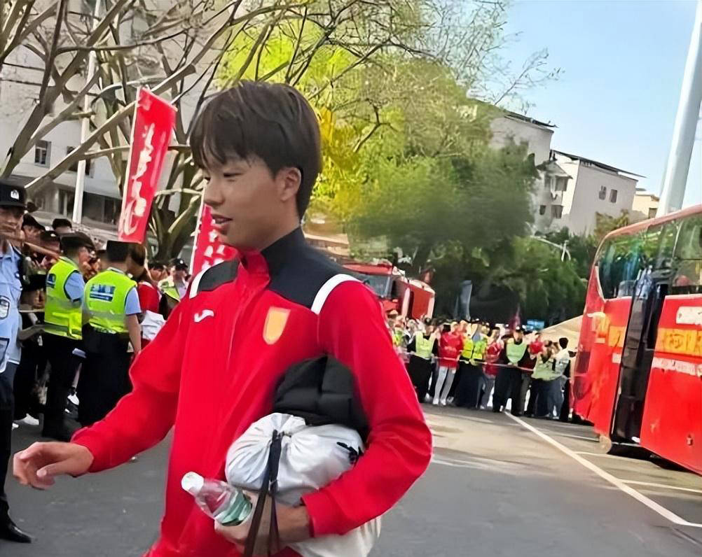 德甲三俱乐部集体官宣引援五名中国球员，两位国脚首发承诺被澄清