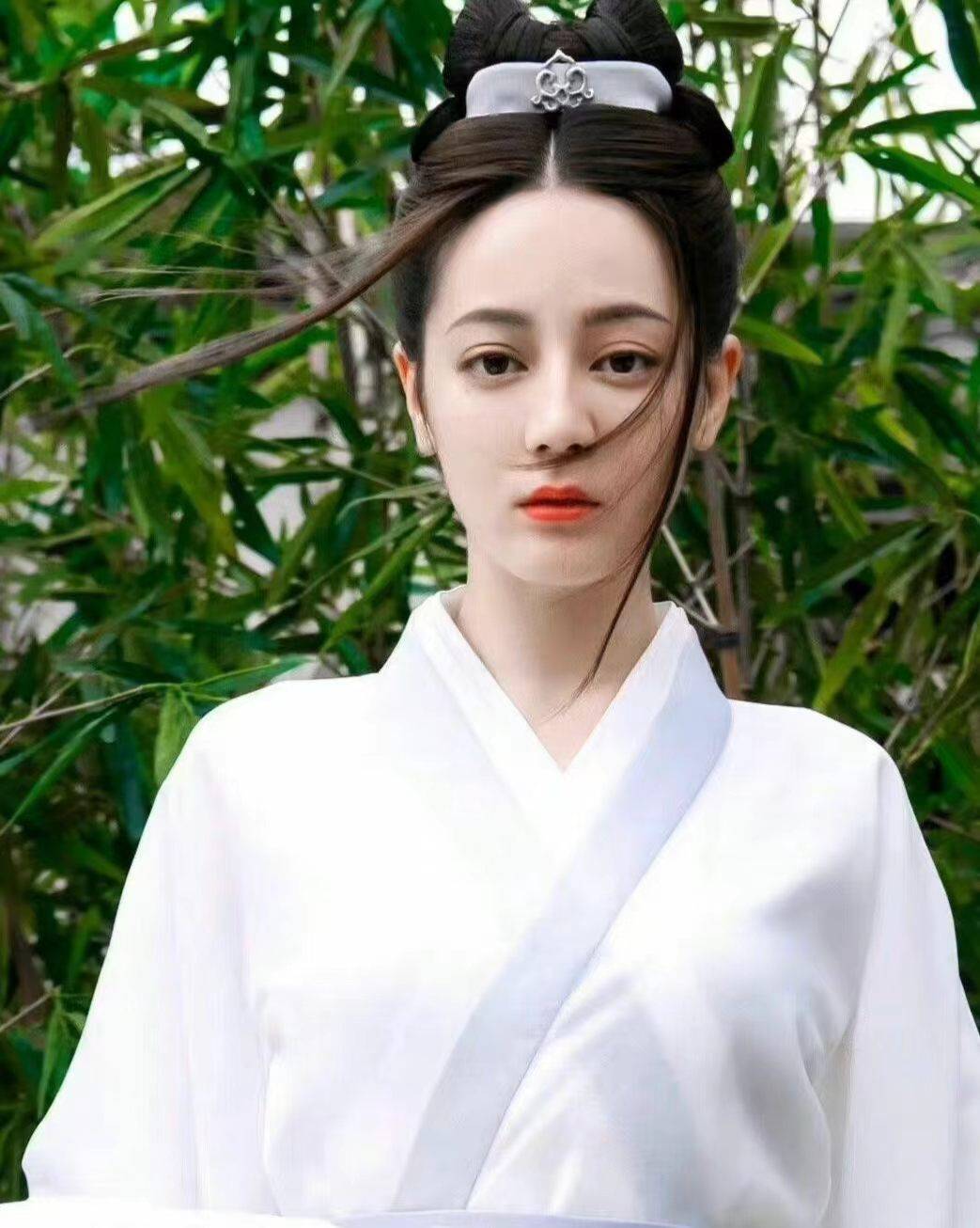 别再说奚梦瑶高攀、迪丽热巴逆袭!两位女星的爸爸才是隐藏大佬:底气全是原生家庭给的
