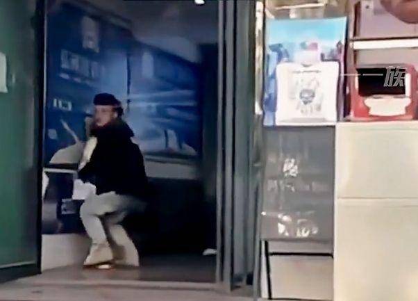 情侣闹矛盾,女子直接在公众场合脱裤子,男友急忙护住春光