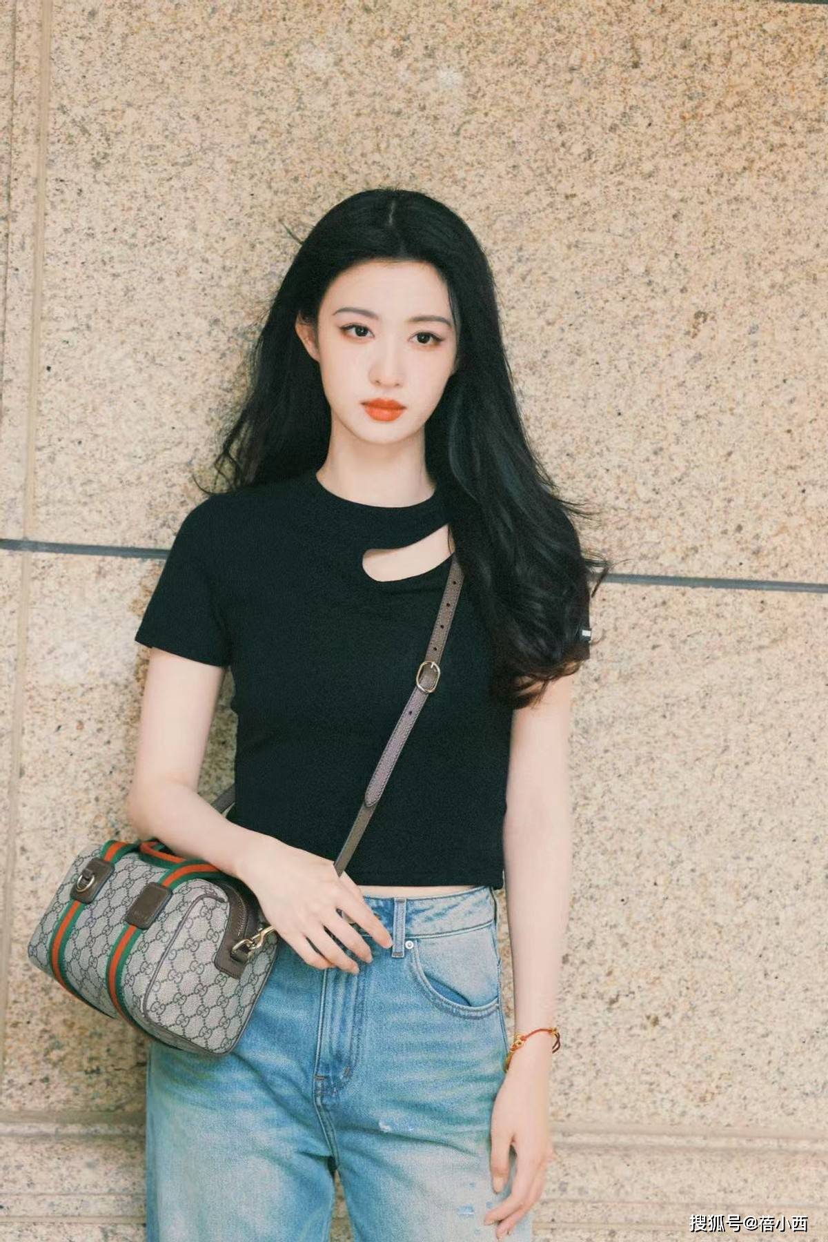 被王楚然的“饱满”身材惊艳了,一袭抹胸裙秀出曲线感,气质撩人