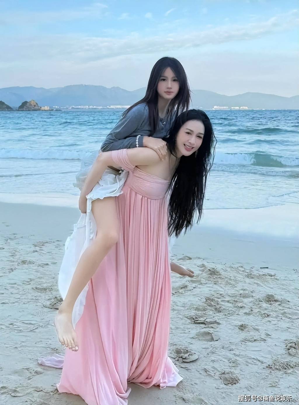 钟丽缇女儿才15岁就美成这样,颜值身材赶超妈妈年轻时,母女同框似姐妹