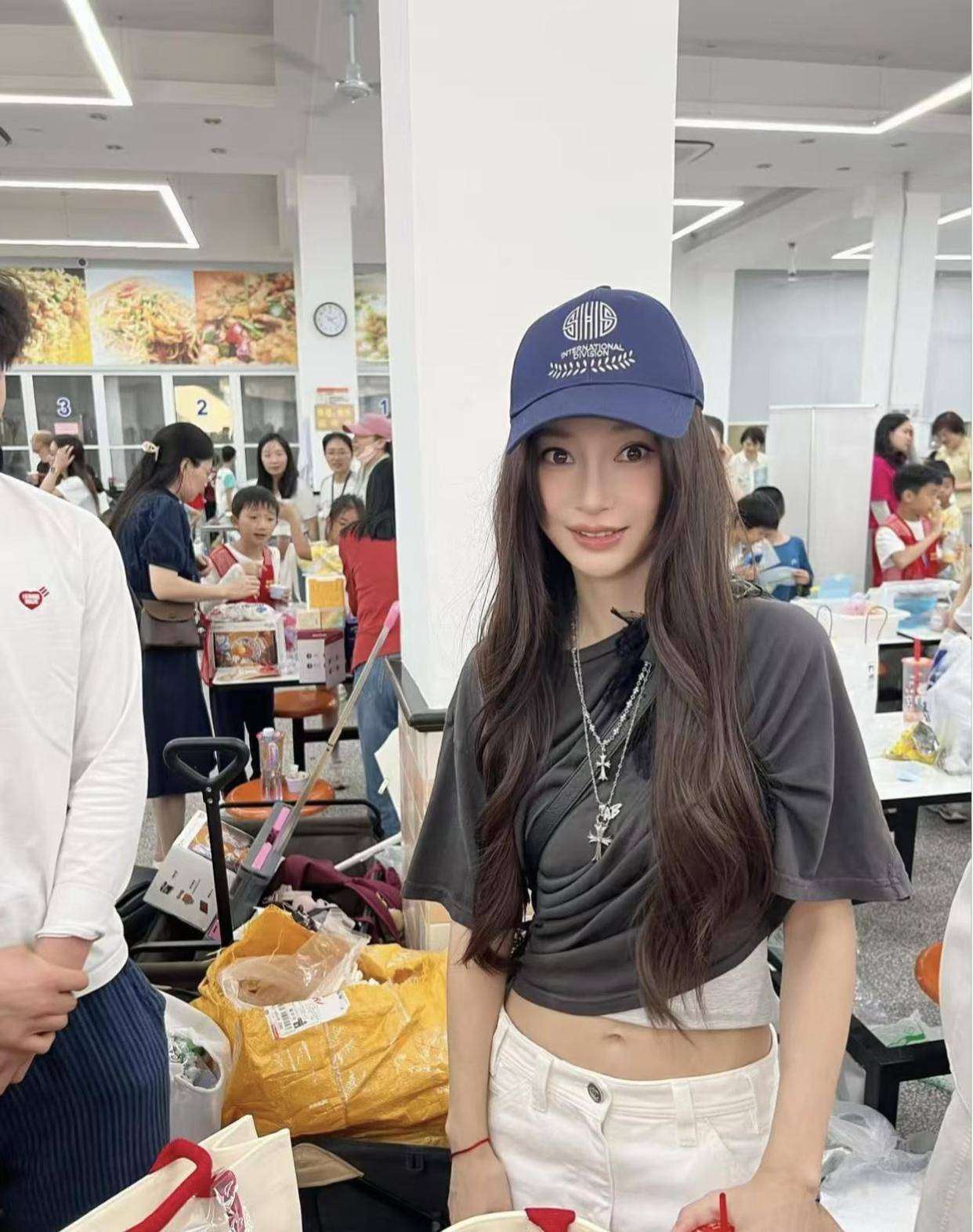 杨颖露腰送娃被骂上热搜！三四线妈妈怒了：学校活动穿啥自由呢