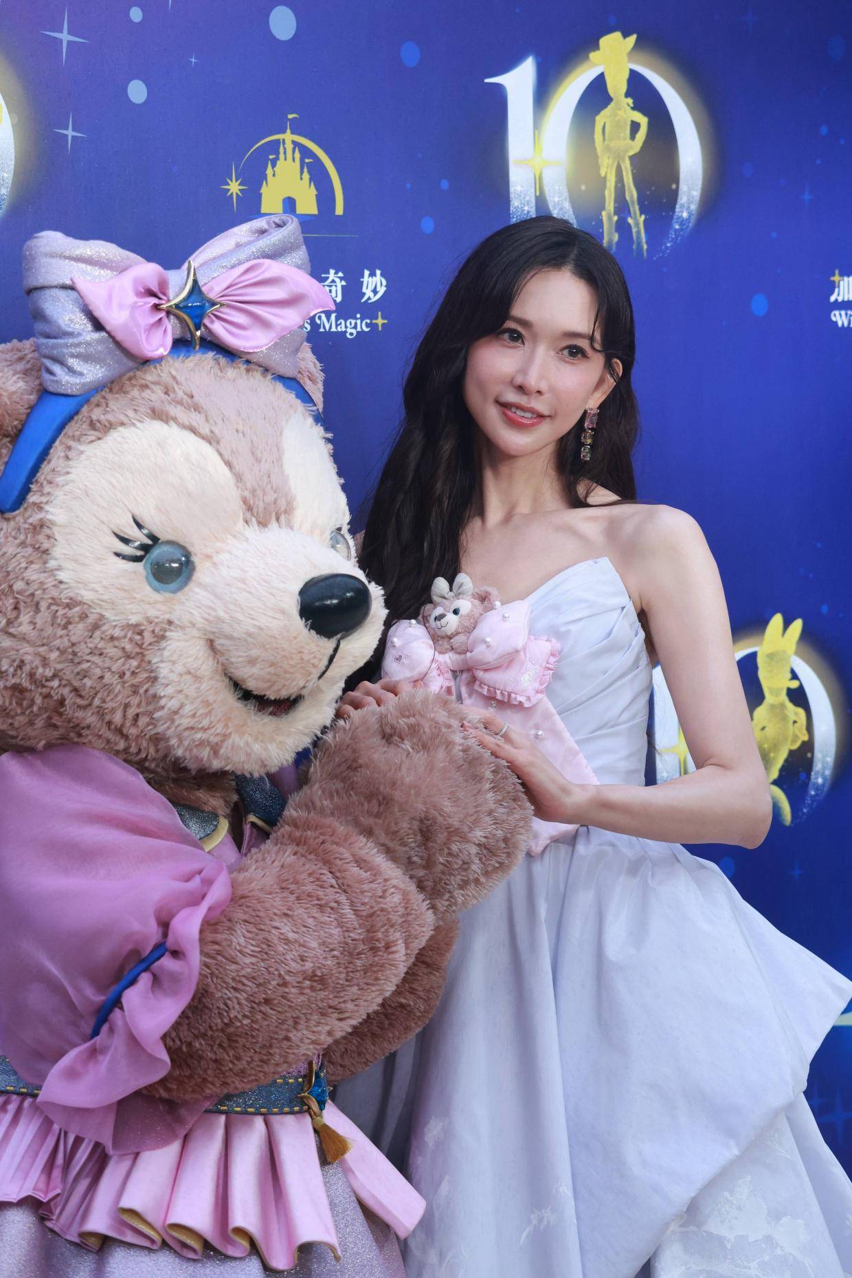林志玲梦幻现身上海迪士尼十周年,白裙造型惊艳全场