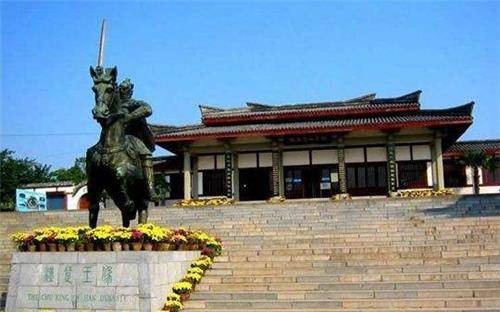 最幸运古墓：老农在家中挖地窖，离墓中价值数十亿的玉器仅3米