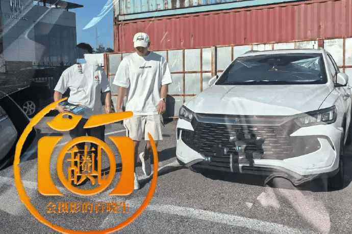 黄子韬违停后赴车管所 一身休闲装束引关注