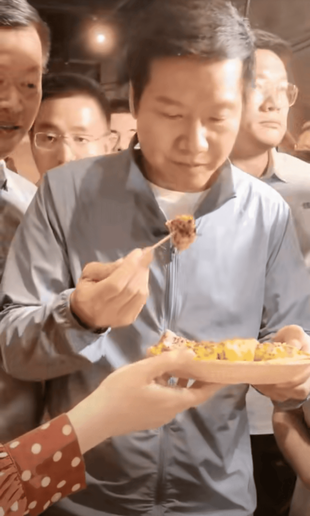 原创            街边就餐引热议：亲民不必刻意效仿，舒服自在才是本色