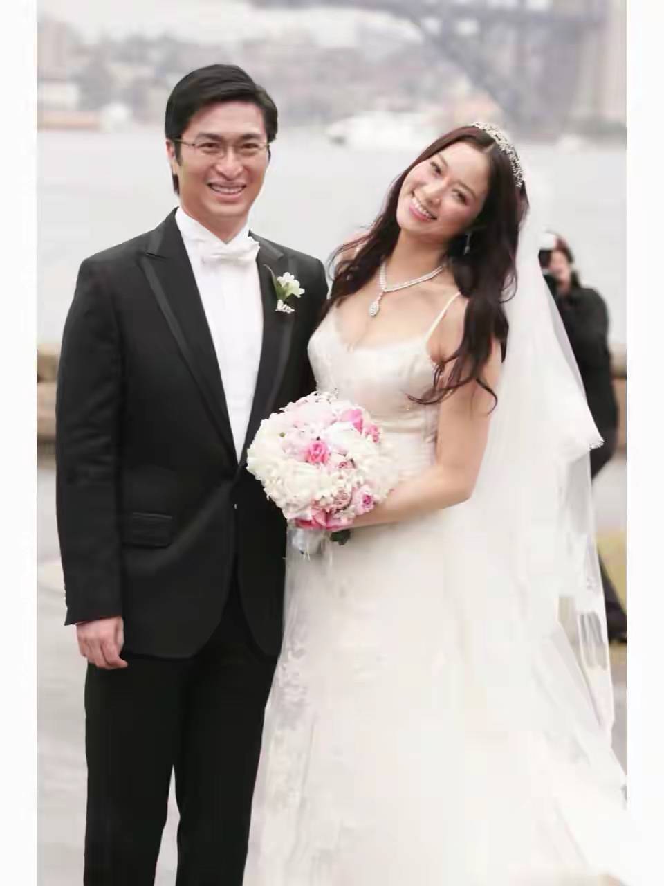 原创            徐子淇陪李家诚做公益，穿粉衣白裙脸型圆润，越来越有“主母范”