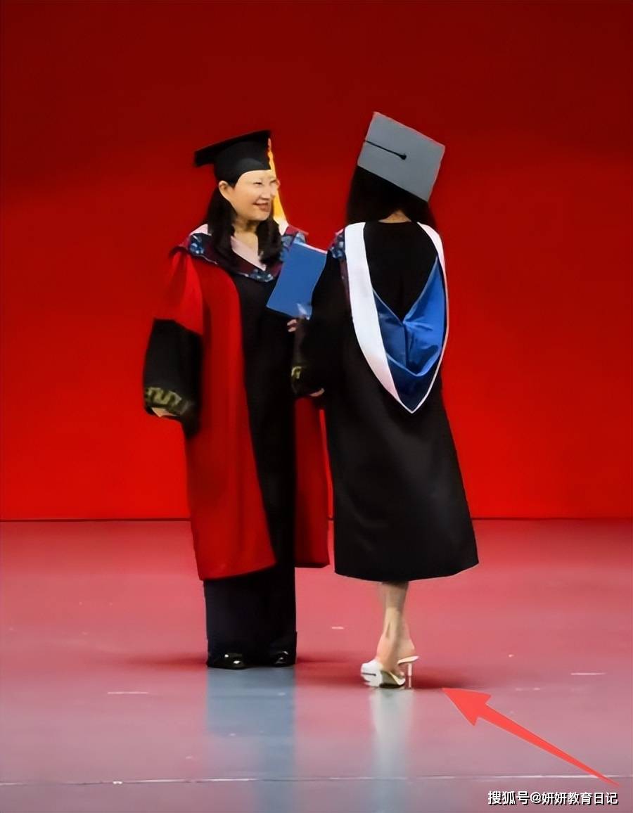 211女孩穿凉拖参加毕业典礼,被骂惨了,“清朝思维”还在影响人?