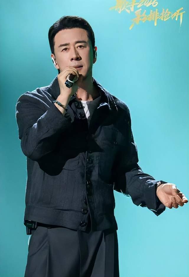 杨坤重返《歌手》首轮淘汰！眼眶发红哽咽发言，想多唱几首歌封面图