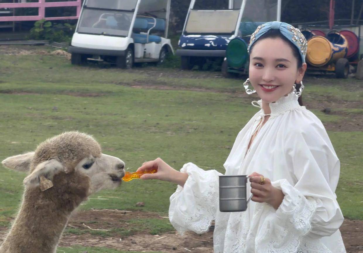 金莎晒牧场照自证身高166cm：终于摆脱一米五几的误解