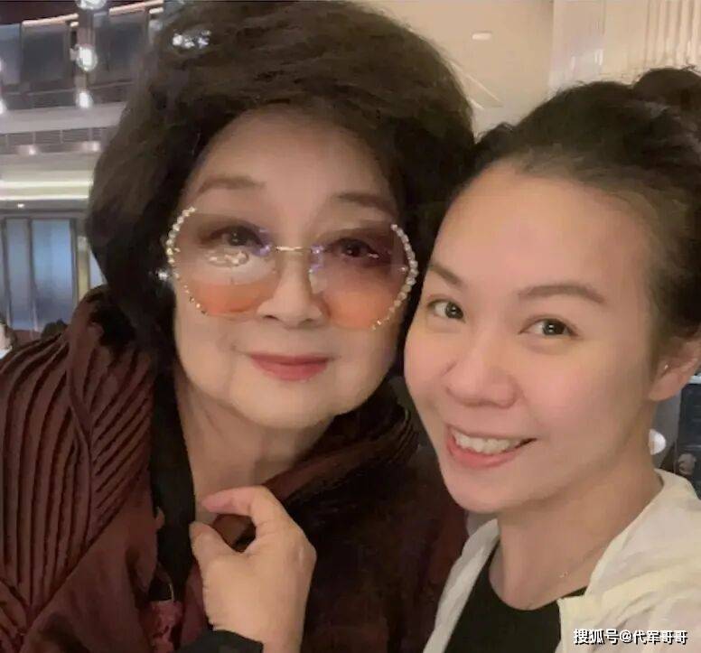 原创            77岁徐小凤近况曝光！与前夫离婚已经47年，如今孓然一身让人唏嘘