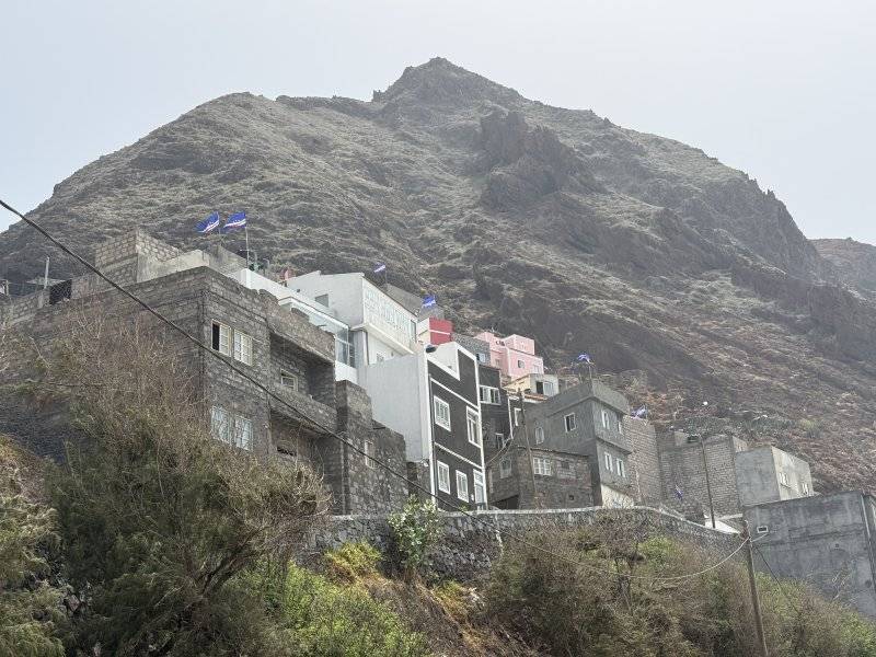 “热闹炸了”！佛得角爆冷晋级世界杯32强，球衣卖到脱销，国旗挂满山崖