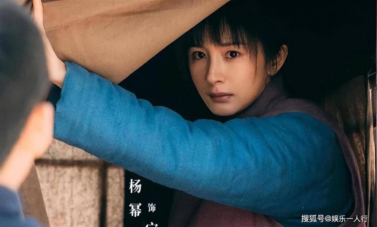 白玉兰这一夜杨幂彻底破防？拿安慰奖往白宇身后躲，剧组连庄她红着眼陪哭封面图