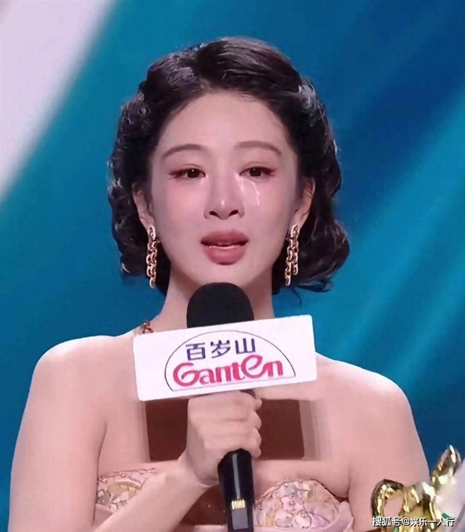 当年被宋丹丹劝“长这样别演了”的杨紫，拿了白玉兰视后第一句喊爸妈