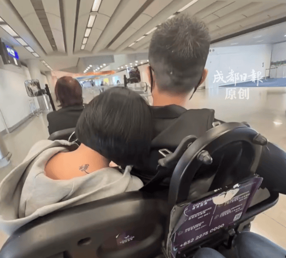 小S久违晒家族旅游照 颈后“媛”字纹身成焦点