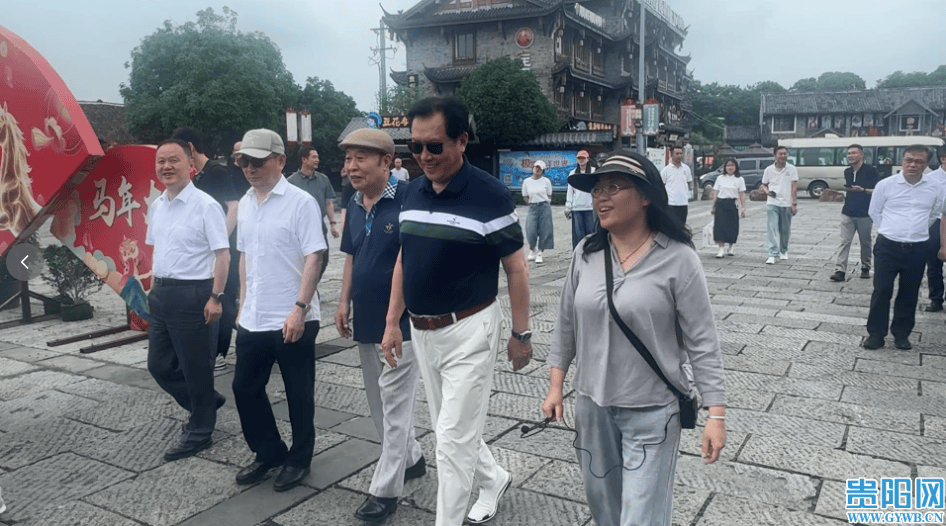 唐国强、王伍福、卢奇三位著名表演艺术家参观青岩古镇