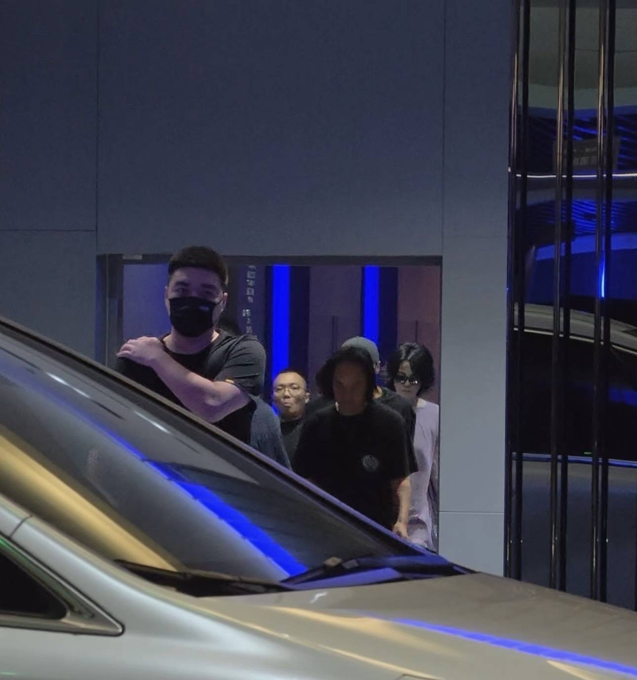 原创            王菲谢霆锋十指紧扣离秦，她穿一件粉紫色T恤，戴墨镜气场两米八