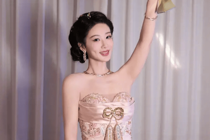 杨紫父亲揭秘改名缘由：身份证上早已是“杨紫”