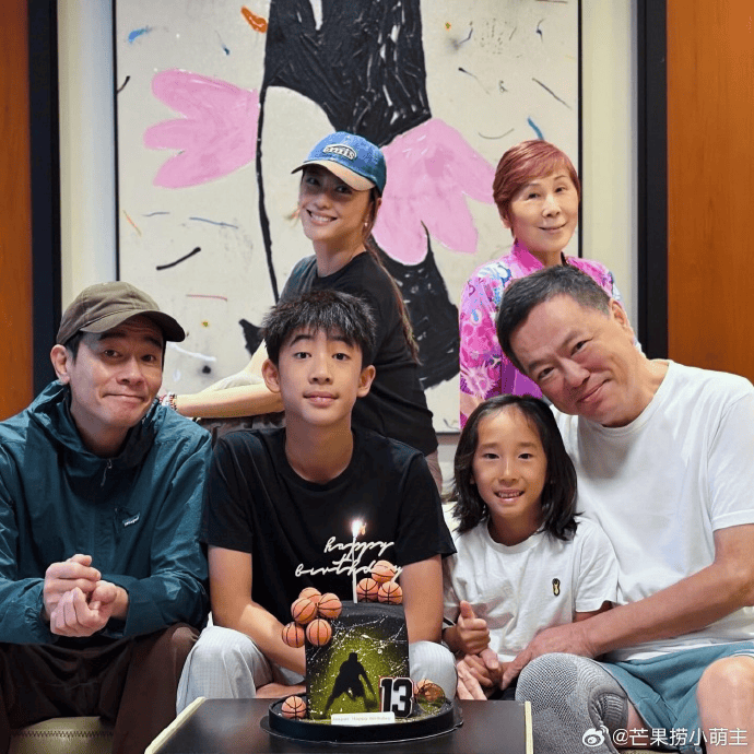 陈小春应采儿为jasper庆生 13岁少年笑容灿烂幸福满溢