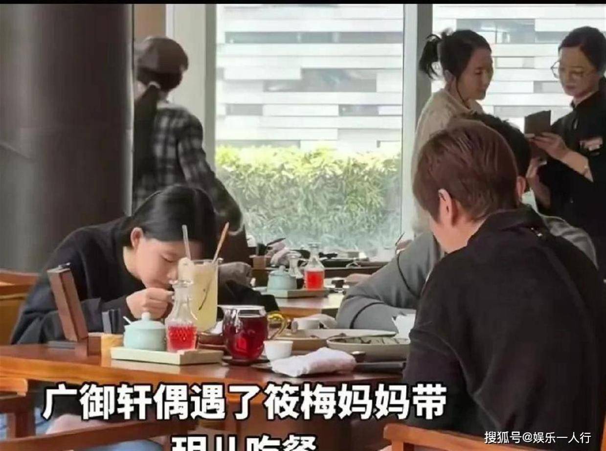 小玥儿这丫头从不装！跟着马妈妈吃私饭的细节，把后姥姥的刻板剧本撕得稀烂封面图