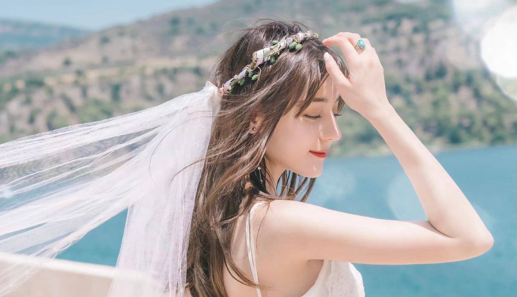 原创            迪丽热巴喜剧演技出彩？侯明昊剧设惹热议？白鹿深耕稳步攀升？黄子韬救灾显细心？张雅琪跨界多履历？赵本山隐退留经典？