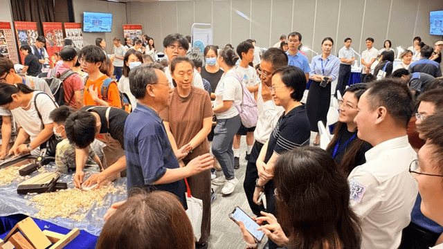 零距离感受世赛木工标准 广州市轻工技师学院亮相世界青年技能日