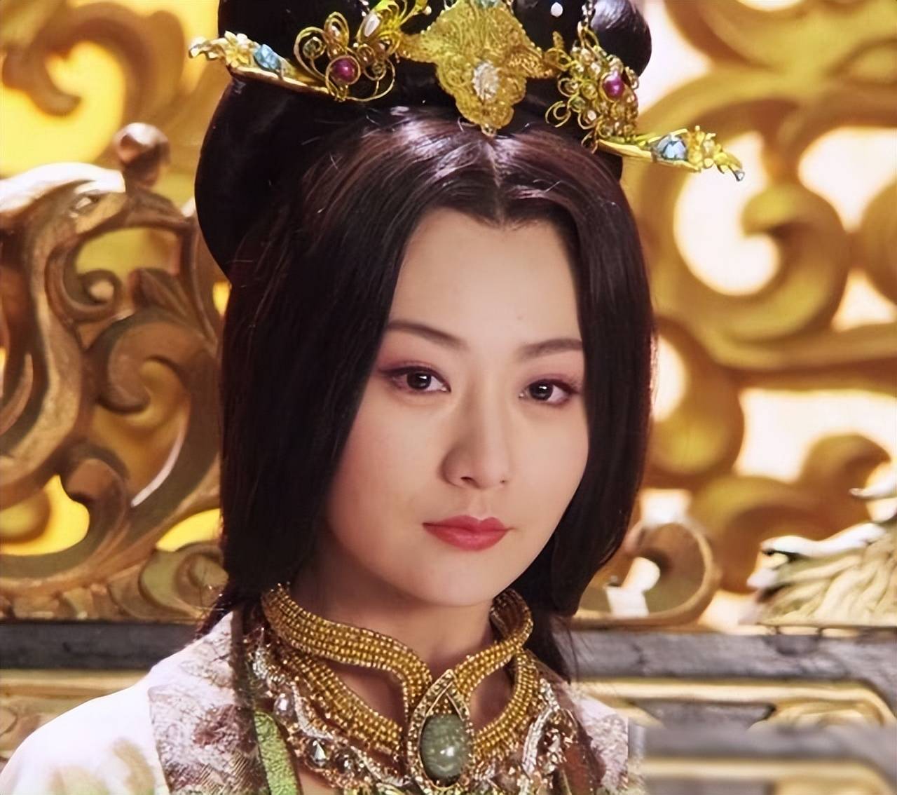 只因长得太美，她先后被6人轮番霸占60年，48岁依然被人争抢宠爱[11P]