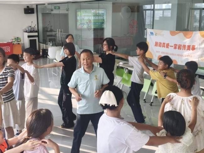 以心搭桥润家风 亲子同行促和谐(图1) 以心搭桥润家风 亲子同行促和谐(图1)